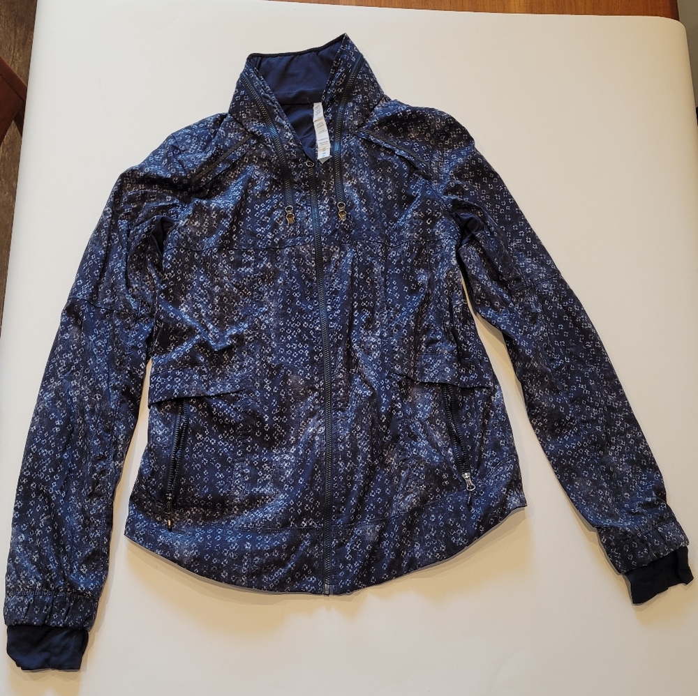 Lululemon running jacket (lined). Navy size 6.